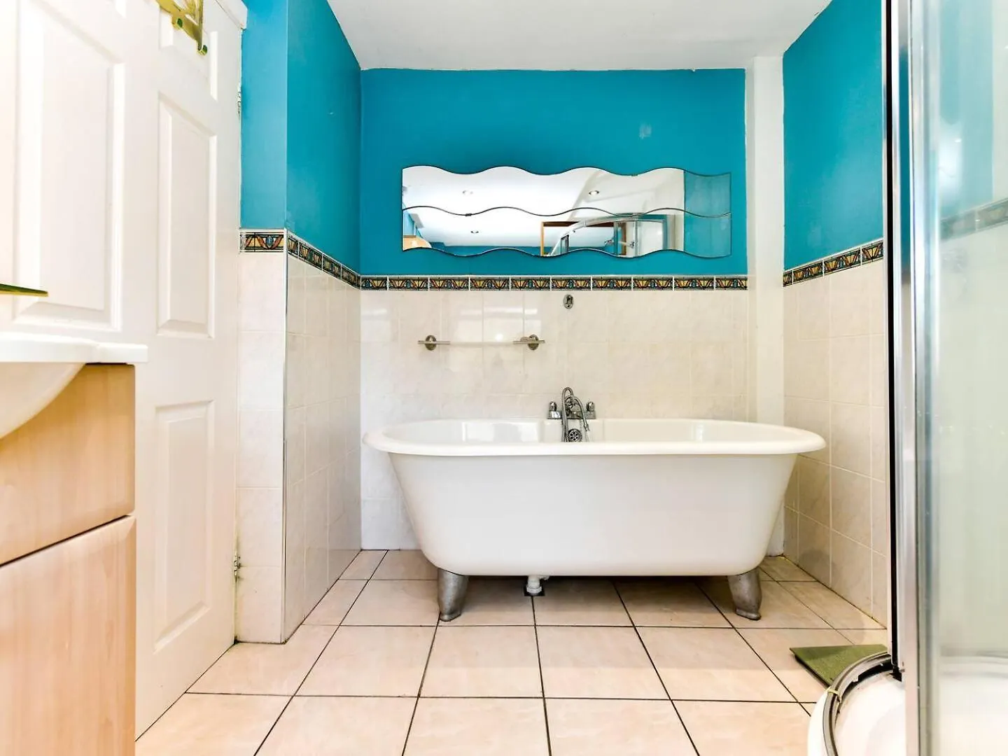 A Spacious 4 Bed Home With Castle Views Cardiff 0*,  Velká Británie