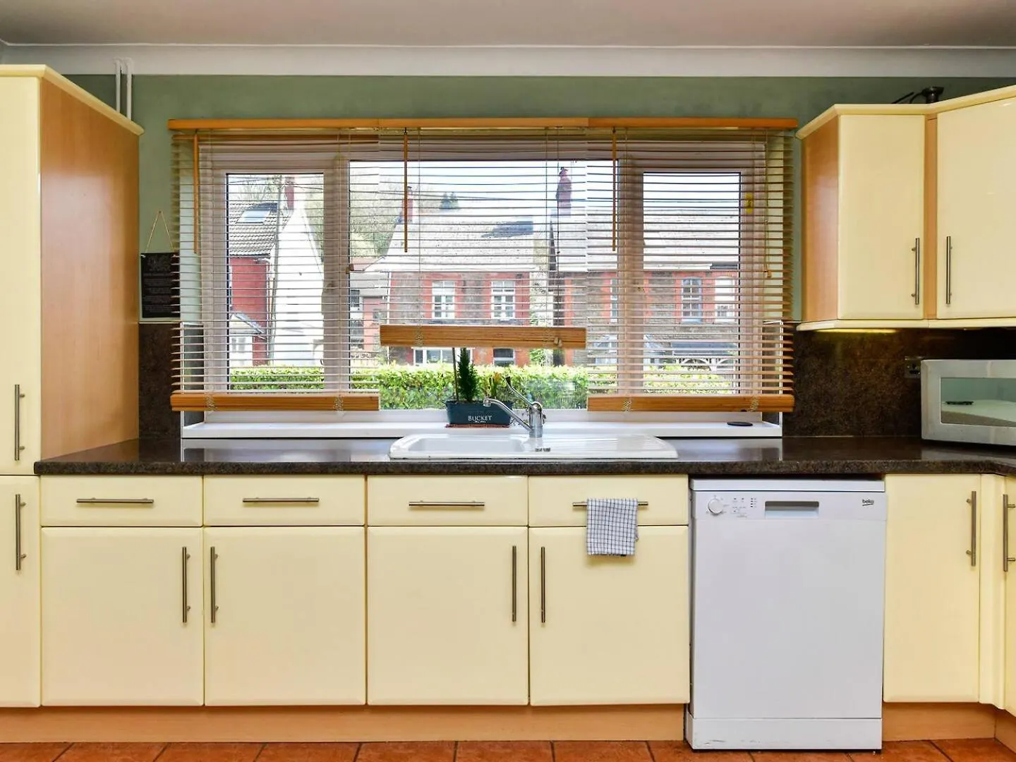 A Spacious 4 Bed Home With Castle Views Cardiff