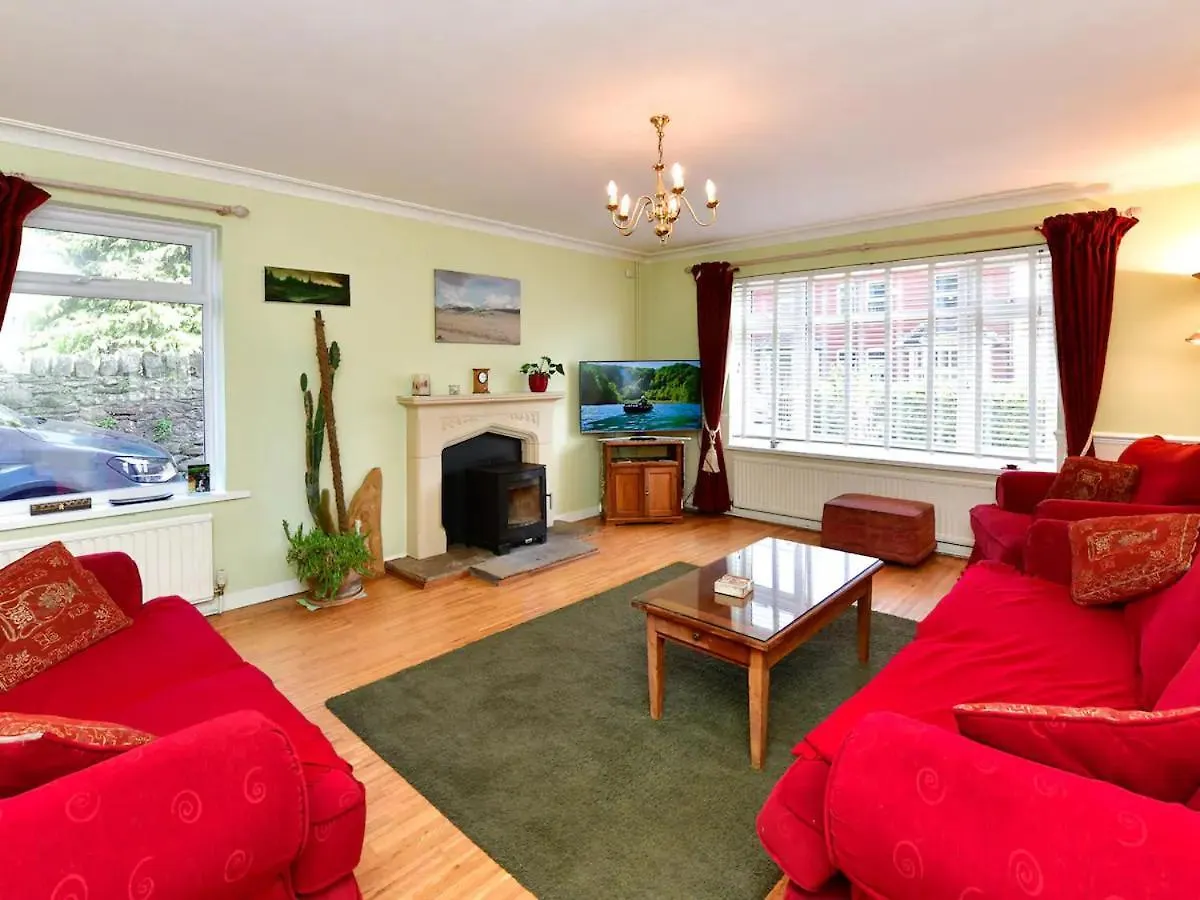 A Spacious 4 Bed Home With Castle Views Cardiff