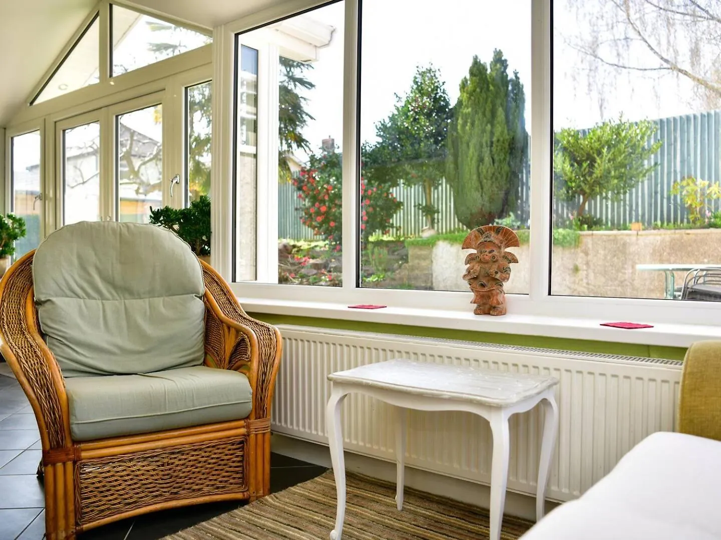A Spacious 4 Bed Home With Castle Views Cardiff 0*,