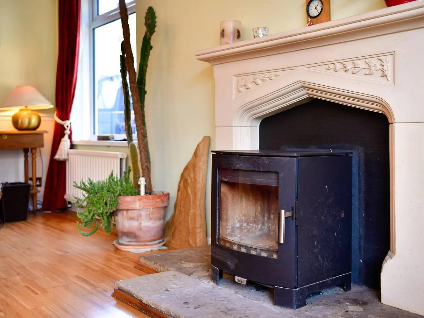 A Spacious 4 Bed Home With Castle Views Cardiff 0*,  Velká Británie